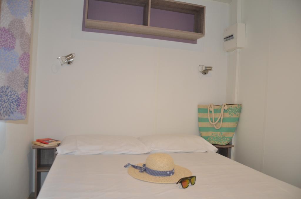 Happy Camp Mobile Homes In Domaine La Yole Camping Lodge Валра-Плаж Стая снимка